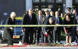 Le président turc Erdogan (3e g) et son homologue finlandais  Sauli Niinisto (c), accompagnés de leurs épouses déposent des fleurs sur les lieux du double attentat, à Ankara le 14 octobre 2015