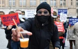 Un homme offre une boisson lors d'une manifestation de professionnels de l'hôtellerie-restauration à Paris le 13 octobre 2020 