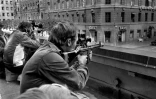 Des policiers et des photographes côte à côte, le 24 aout 1973, sur un toit situé en face de la banque Kreditbanken à Stockholm, où se déroule une prise d'otages qui a duré six jours