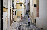 Les ruelles du quartier Alfama à Lisbonne, très prisé par les touristes, le 29 juin 2016