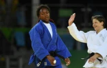 La déception de la Française Clarisse Agbegnenou, après sa défaite en finale (catégorie des -63kg) face à la Slovène Tina Trstenjak, lors des Jeux Olympiques de Rio de Janeiro, le 9 août 2016