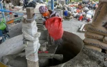 Des déchets plastiques réduits en petits morceaux mélangés à du ciment et du sable pour être transformés en briques, le 7 avril 2021 à Jakarta, en Indonésie