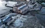 Image tirée d'une vidéo postée par le président ukrainien Volodymyr Zelensky sur son compte Twitter, le 6 juin 2023, du barrage hydroélectrique de Kakhovka endommagé, dans la région de Kherson