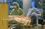 Une soignante auprès d'un malade à l'unité de soins intensifs de l'hôpital de Freising, près de Munich, le 16 novembre 2021