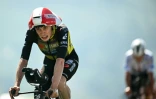 Jonas Vingegaard franchit la ligne à bout de force après avoir doublé Remco Evenepoel, parti deux minutes avant lui, lors de la 13e étape du Tour de France, le 18 juillet 2025 à l'altiport de Peyragudes