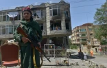 Un taliban armé devant un temple sikh cible d'une attaque du groupe Etat islamique (EI), le 18 juin 2022 à Kaboul, en Afghanistan