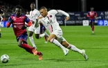 L'attaquant du Paris Saint-Germain Kylian Mbappé tente de déborder le défenseur ivoirien de Clermont Alidu Seidu, lors de la 31e journée de Ligue 1, le 9 avril 2022 au Stade Gabriel-Montpied