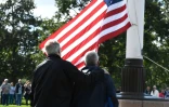 Allen Henderson et André Gantois, devant le drapeau américain à Colleville-sur-mer, le 24 septembre 2018