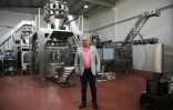 Le Syrien Amer Hadri produit des machines à fabriquer et emballer des chips, à Gaziantep en Turquie, où il est réfugié. Photo prise le 2 mai 2018