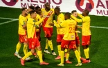 La joie du milieu de terrain lensoi, Gaël Kakuta (d), après avoir ouvert le score à domicile contre Angers, en ouverture de la 15e journée de Ligue 1, le 26 novembre 2021 au Stade Félix Bollaert-Delélis </p>