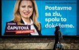 Le portrait de la candidate à la présidentielle Zuzana Caputova sur une affiche électorale dans une rue de Bratislava, le 13 mars 2019 en Slovaquie