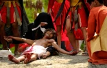 Willy Salvador, un pêcheur de 59 ans, descendu de la croix après son crucifiement le 25 mars 2016 à San Juan aux Philippines 