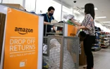 Une cliente retourne un colis Amazon à Alhambra, en Californie, le 12 juillet 2022