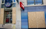 Des magasins protégés par des plaques de bois à Paris en prévision des manifestations, le 30 octobre 2026