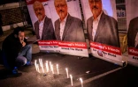 Des bougies devant des portraits du journaliste Jamal Khashoggi lors d'une manifestation devant le consulat saoudien Ă Istanbul, le 25 octobre 2018