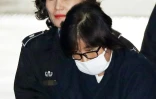 Choi Soon-Sil soupçonnée d'avoir influencé la présidente sud coréenne est escortée au poste de police de Séoul, le 3 novembre 2016