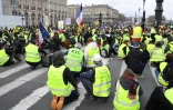 Des manifestants font un sit-in à Bordeaux, le 12 janvier 2019
