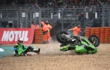 La Kawasaki N°11 pilotée par Roman Alvaro Ramos chute lors de la 48e édition des 24 Heures motos sur le circuit Bugatti au Mans le 20 avril 2025.