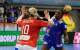 L'arrière centre française Grâce Zaadi tente un tir face à la Danoise Kathrine heindahl, lors de leur demi-finale du Mondial-2021, le 17 décembre 2021 à Granollers (Espagne)