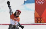 La Tchèque Ester Ledecka poing  levé après sa victoire en slalom géant parallèle de snowboard aux JO, le 24 février 2018 à  Pyeongchang 