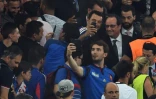Le président François Hollande se prête au jeu des selfies avec les supporteurs de l'équipe de France à Marseille, le 7 juillet 2016