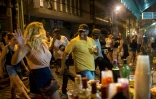 Touristes et habitants locaux dansent dans le quartier Quilombo Pedra do Sal à Rio de Janeiro, au Brésil, le 18 décembre 2017