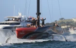 Team New Zealand à bord de son bateau célèbre sa victoire dans la 36e édition de la Coupe de l'America le 17 mars 2021 à Auckland