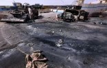 Des véhicules de l'armée irakienne calcinés le 11 juin 2014 à Kukjali à quelques kilomÚtres de Mossoul