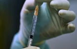 Un soignant prépare une injectio du vaccin Coronavac du laboratoire chinois Sinovac, dans un centre de vaccination dans une école de Bangkok, le 4 mai 2021