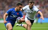 Le demi de mêlée français Baptiste Couilloud (g) marque le premier essai contre l'Ecosse, le 5 août 2023 à Edimbourg
