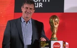 Le champion du monde argentin Mario Kempes pose avec le trophée du Mondial lors du passage de celui-ci à Buenos Aires, le 29 mars 2018