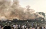 Un incendie s'est déclaré dans un train de passagers à Rahim Yar Khan au Pakistan le 31 octobre 2019 (photo transmise par le service d'urgences du Penjab)