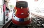 Le train à grande vitesse Frecciarossa de la compagnie ferroviaire Trenitalia arrivant dans la gare Saint-Charles de Marseille le 13 juin 2025 
