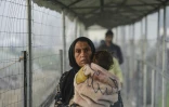 Des réfugiés à la frontière entre la Macédoine et la Grèce, dans le camp de fortune d'Idomeni en Grèce, le 1er avril 2016