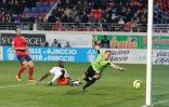 L'attaquant Mustafa Yatabaré (au sol) ouvre le score pour Montpellier sur le terrain du Gazélec Ajaccio, le 30 janvier 2016