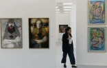 Une femme marche à côté d'une oeuvre de Niloufar Banisadr le 12 juin 2018 à Art Basel à Bâle en Suisse