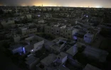 Vue nocturne de Douma, dans les mains des rebelles, à l'est de Damas, le 16 octobre 2015
