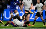 Le talonneur français Peato Mauvaka marque un essai malgré le plaquage du numéro 8 néo-zélandais Ardie Savea, lors du dernier test-match de la tournée d'automne, le 20 novembre 2021 au Stade de France à Saint-Denis