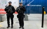 Des policiers britanniques armés surveillent l'entrée principale du Congrès annuel des conservateurs, le 4 octobre 2015 à Manchester