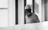 Un membre du commando palestinien ayant pris des sportifs israéliens en otages sur le balcon de leur immeuble au village olympique de Munich, le 5 septembre 1972