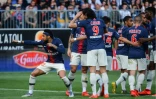 L'attaquant du PSG Neymar (g) buteur lors de la victoire 2-1 à Angers en 36e journée de L1 le 11 mai 2019