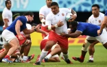 Le capitaine du XV de France Jefferson Poirot (d) tente de plaquer le pilier tongien Siegfried Fisi'ihoi (c) lors du Mondial, le 6 octobre 2019 Ă Kumamoto
