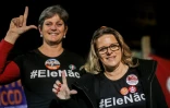Des soutiens de Fernando Haddad portent des t-shirts "Ele Nao" (Non, pas lui), en opposition au candidat Jair Bolsonaro, à Curitiba au Brésil, le 08 octobre 2018