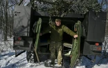 Le chauffeur militaire ukrainien Moroz, de la 24e brigade mécanisée, devant son véhicule blindé de transport de troupes (VAB) de fabrication française, lors d'un entraînement dans la région de Donetsk, le 16 février 2025 en Ukraine