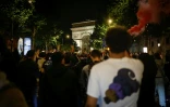 Des supporteurs du Paris Saint-Germain célèbrent la victoire après la qualification de leur équipe en finale de la Ligue des champions face au Bayern Munich, près de l'arc de Triomphe, le 6 mai 2026, à Paris