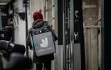 Un livreur Deliveroo en mars 2020 à Paris