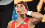 La Bélarusse Aryna Sabalenka soulagée après sa victoire laborieuse sur l'Australienne Storm Sanders à Melbourne, le 18 janvier 2022