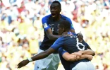 Blaise Matuidi congratule Paul Pogba impliqué sur le 2e but de l'équipe de France contre l'Australie à Kazan, le 16 juin 2018