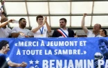 Le défenseur de l'équipe de France Benjamin Pavard salue la foule venue le féliciter à Jeumont dans le Nord de la France, ville où il a grandi, le 18 juillet 2018