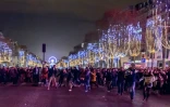 Des milliers de personnes  sur les Champs-Elysées pour célébrer la nouvelle année le 31 décembre 2015 à Paris 
